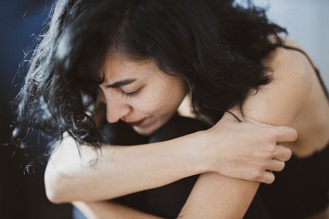 What are the symptoms of thyroid problems in females?